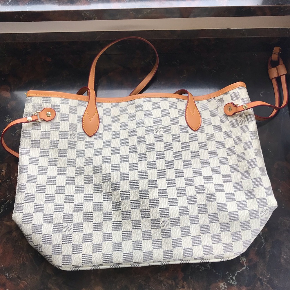 Does not come with pouch